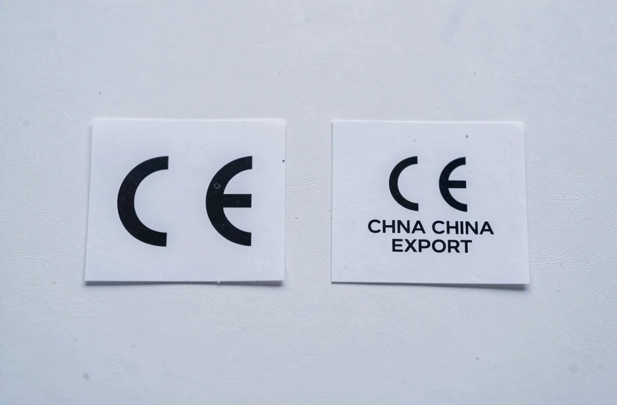 Comparaison côte à côte du marquage CE européen et du marquage CE China Export montrant les différences d'espacement et de proportions des lettres